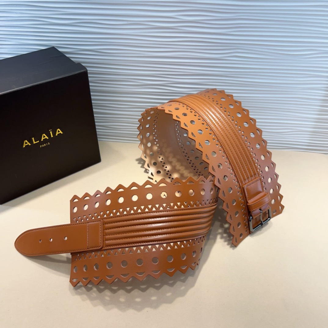 Alaia 阿来莱 腰封、品牌标志性的镂空雕花工艺，柔软牛皮制成于意大利12cm、，Alaia是一个以高级时装为魂的巴黎