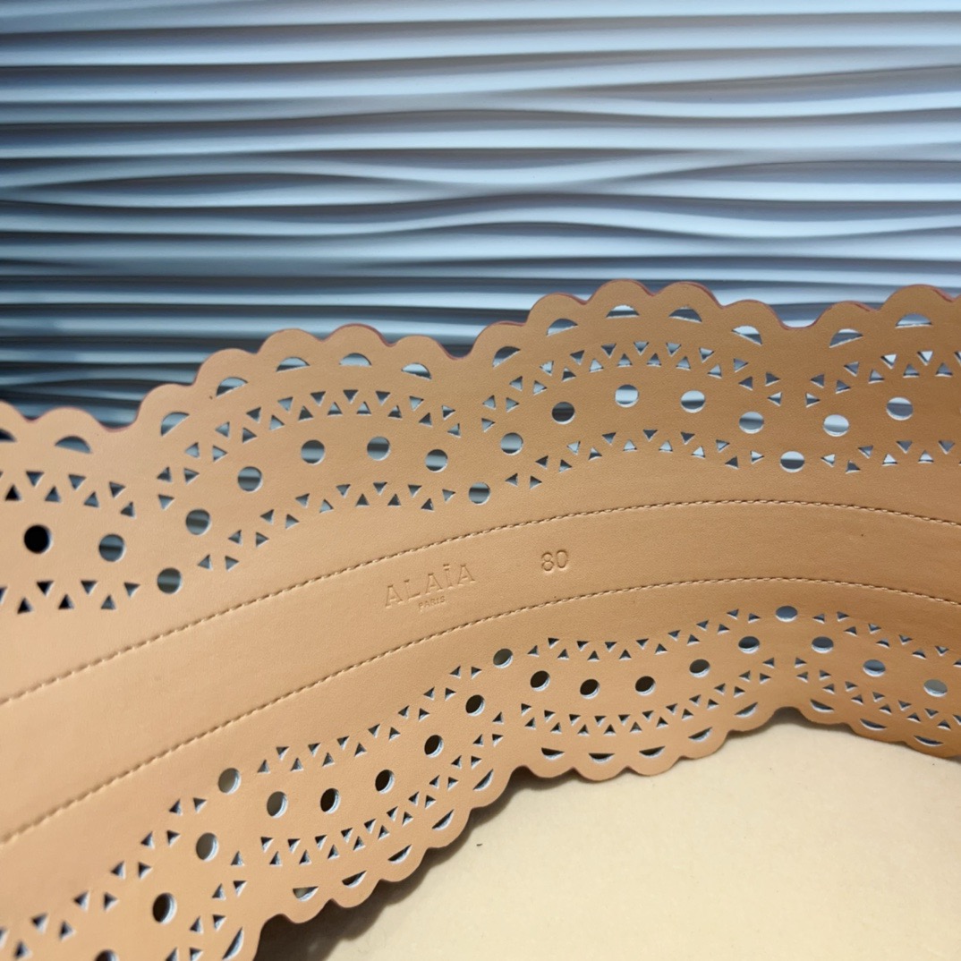 Alaia 阿来莱 腰封、品牌标志性的镂空雕花工艺，柔软牛皮制成于意大利12cm、，Alaia是一个以高级时装为魂的巴黎