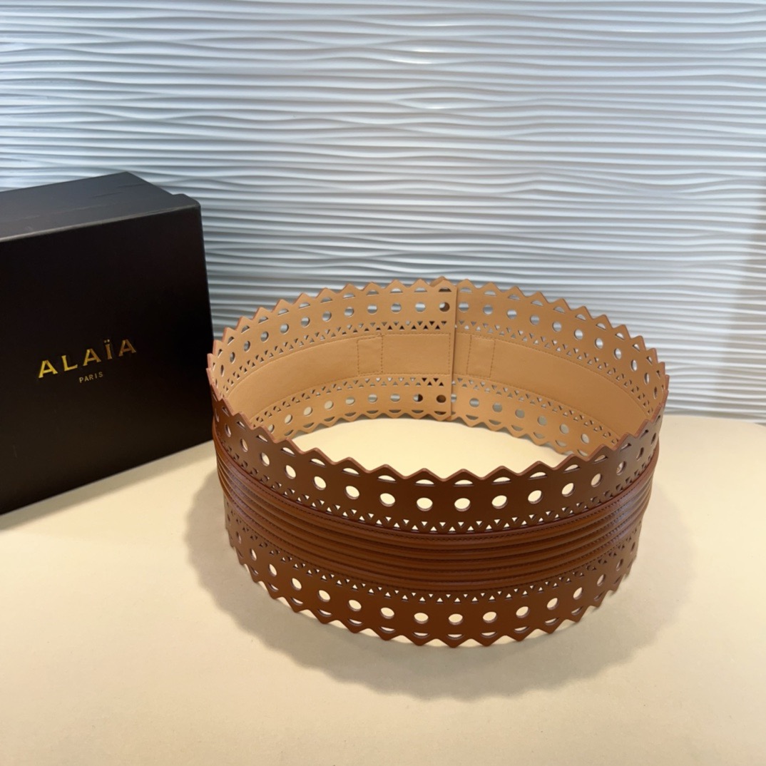 Alaia 阿来莱 腰封、品牌标志性的镂空雕花工艺，柔软牛皮制成于意大利12cm、，Alaia是一个以高级时装为魂的巴黎