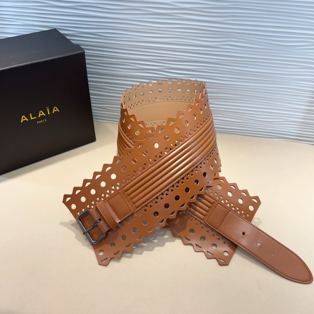Alaia 阿来莱 腰封、品牌标志性的镂空雕花工艺，柔软牛皮制成于意大利12cm、，Alaia是一个以高级时装为魂的巴黎