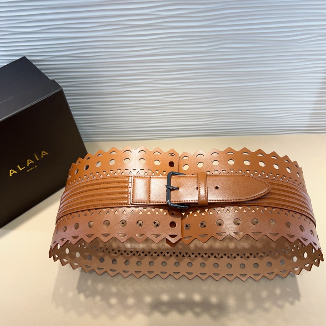 Alaia 阿来莱 腰封、品牌标志性的镂空雕花工艺，柔软牛皮制成于意大利12cm、，Alaia是一个以高级时装为魂的巴黎