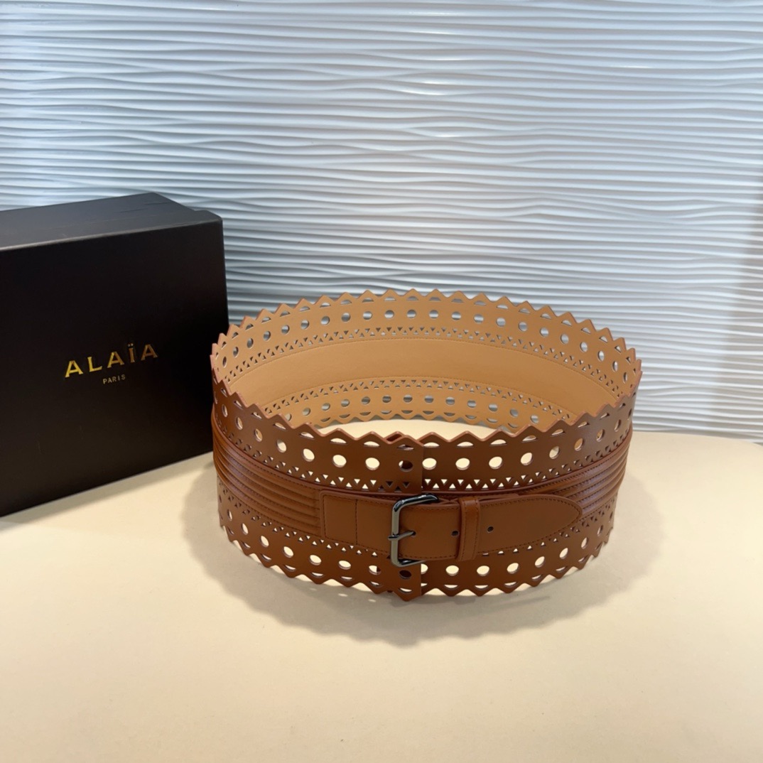 Alaia 阿来莱 腰封、品牌标志性的镂空雕花工艺，柔软牛皮制成于意大利12cm、，Alaia是一个以高级时装为魂的巴黎