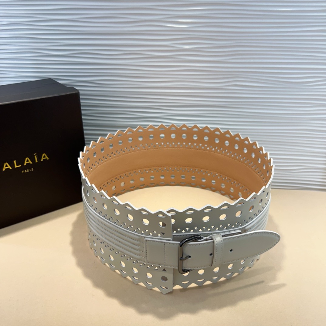 Alaia 阿来莱 腰封、品牌标志性的镂空雕花工艺，柔软牛皮制成于意大利12cm、，Alaia是一个以高级时装为魂的巴黎