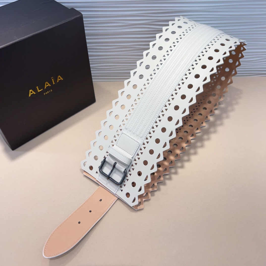 Alaia 阿来莱 腰封、品牌标志性的镂空雕花工艺，柔软牛皮制成于意大利12cm、，Alaia是一个以高级时装为魂的巴黎