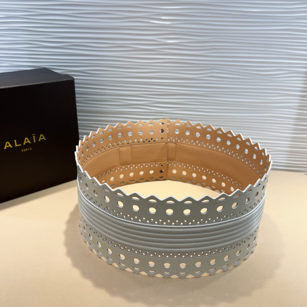 Alaia 阿来莱 腰封、品牌标志性的镂空雕花工艺，柔软牛皮制成于意大利12cm、，Alaia是一个以高级时装为魂的巴黎