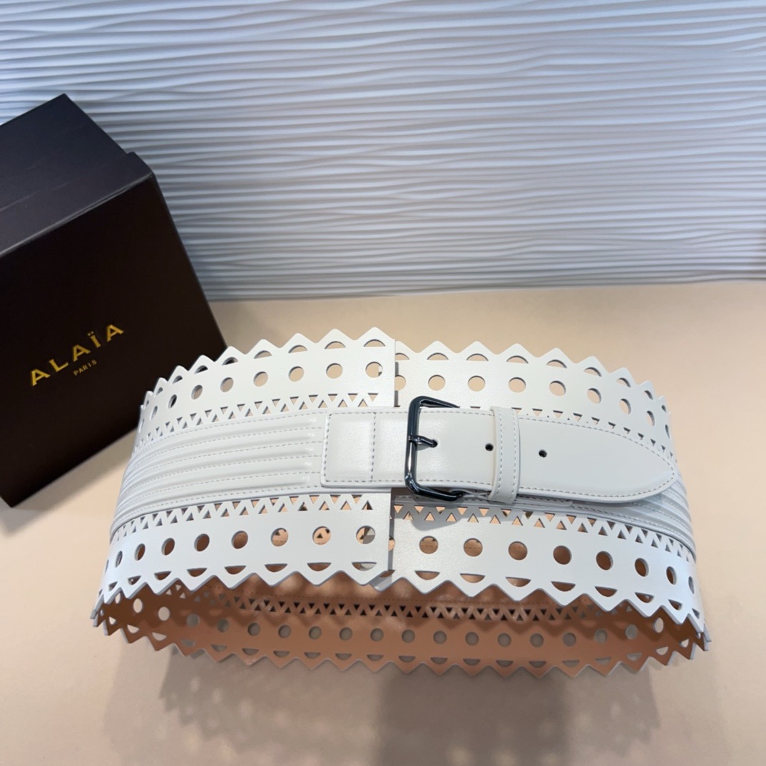 Alaia 阿来莱 腰封、品牌标志性的镂空雕花工艺，柔软牛皮制成于意大利12cm、，Alaia是一个以高级时装为魂的巴黎