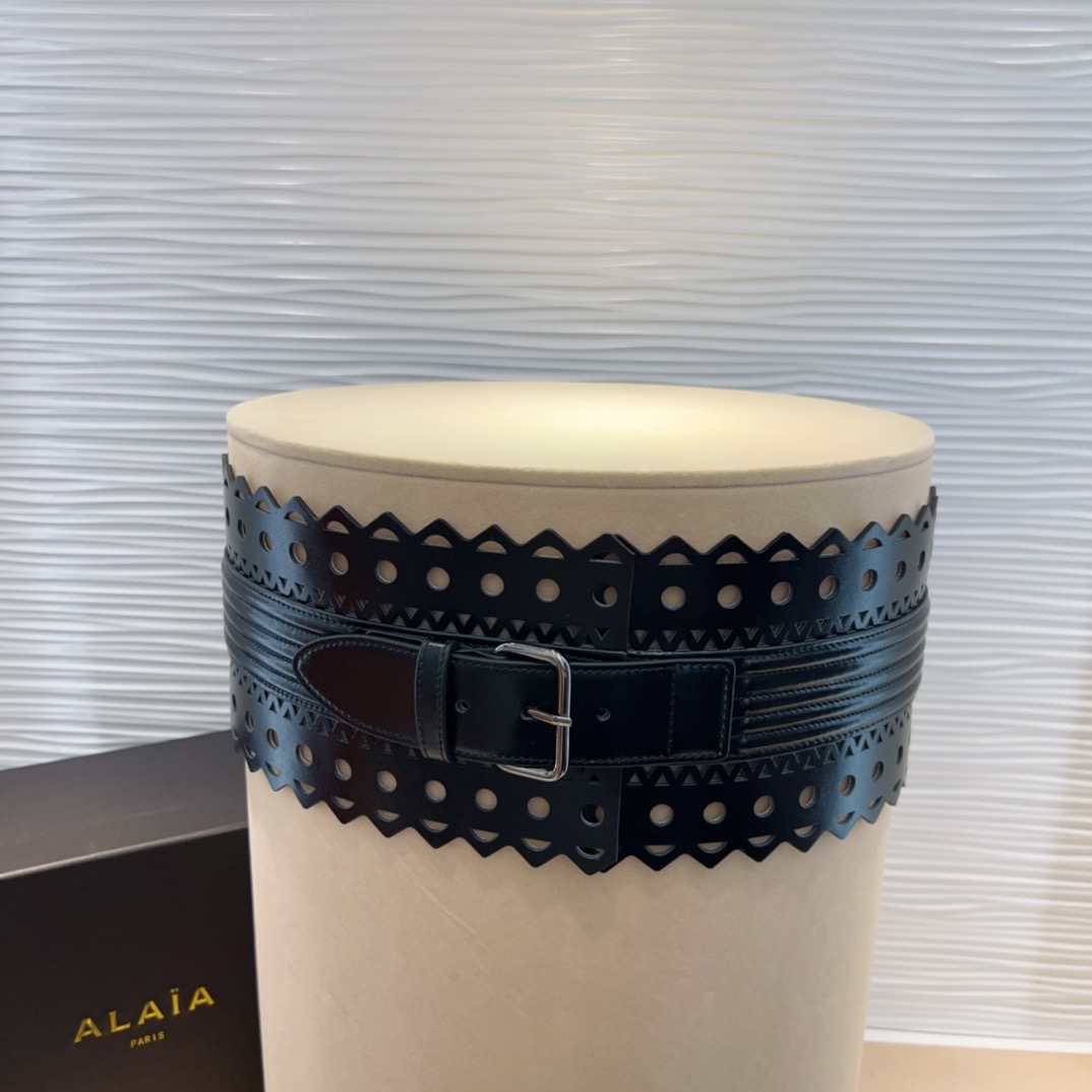 Alaia 阿来莱 腰封、品牌标志性的镂空雕花工艺，柔软牛皮制成于意大利12cm、，Alaia是一个以高级时装为魂的巴黎