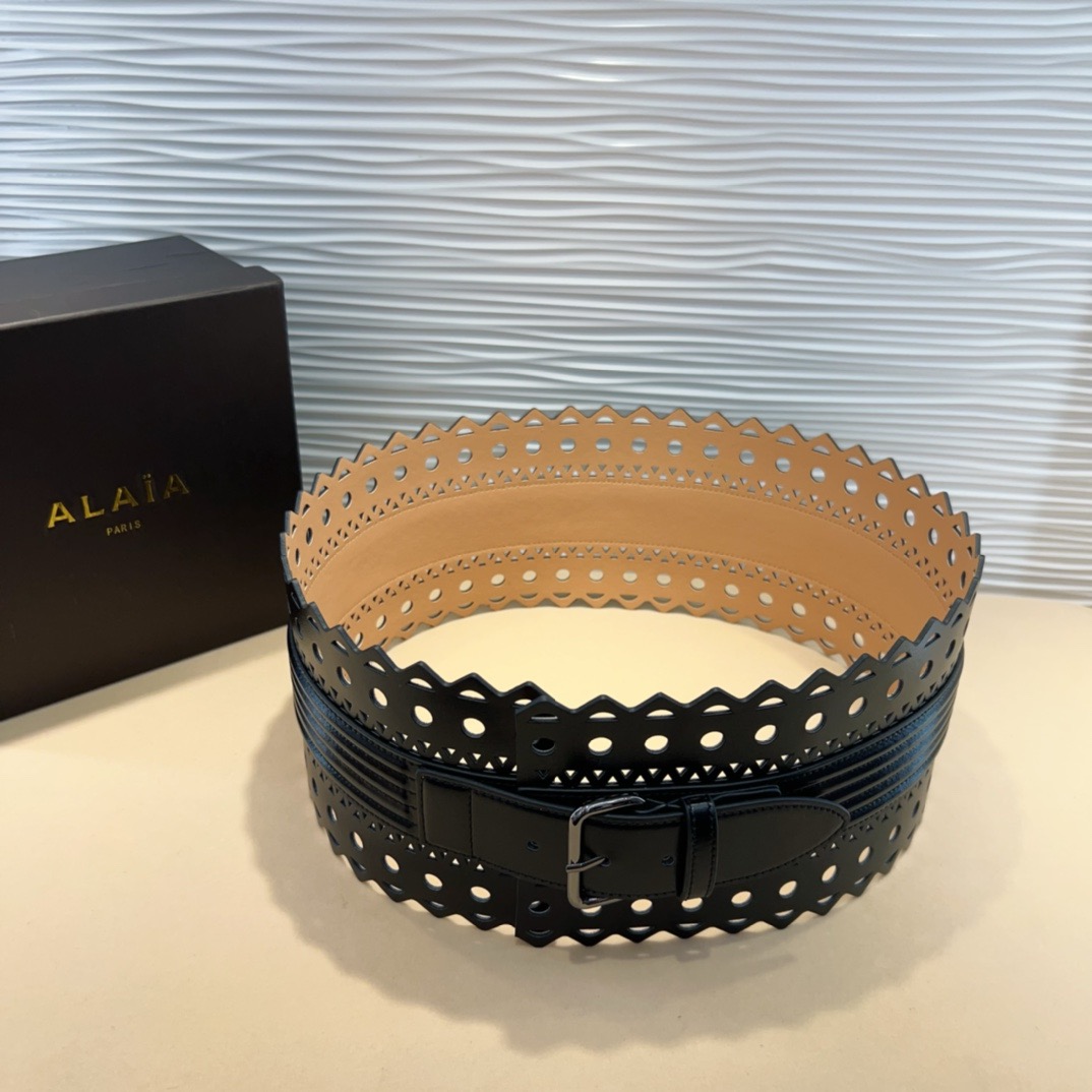 Alaia 阿来莱 腰封、品牌标志性的镂空雕花工艺，柔软牛皮制成于意大利12cm、，Alaia是一个以高级时装为魂的巴黎