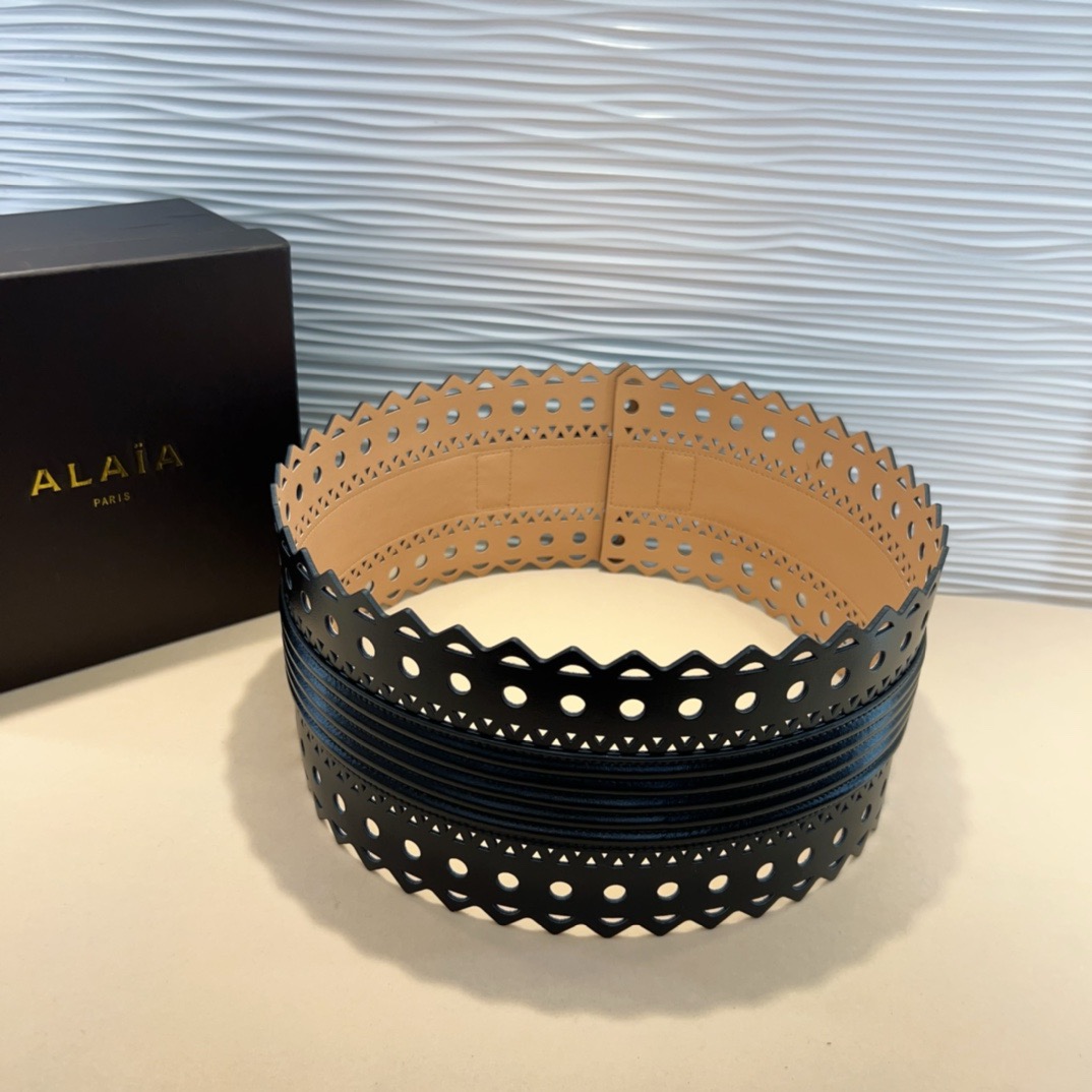 Alaia 阿来莱 腰封、品牌标志性的镂空雕花工艺，柔软牛皮制成于意大利12cm、，Alaia是一个以高级时装为魂的巴黎