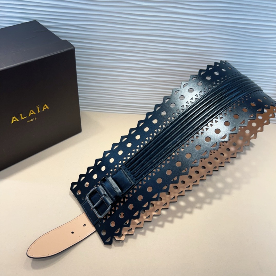 Alaia 阿来莱 腰封、品牌标志性的镂空雕花工艺，柔软牛皮制成于意大利12cm、，Alaia是一个以高级时装为魂的巴黎