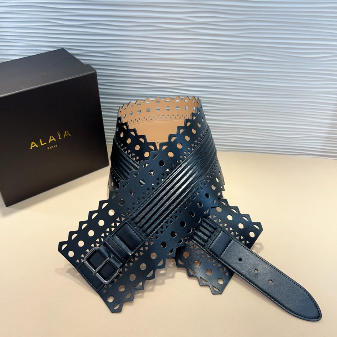 Alaia 阿来莱 腰封、品牌标志性的镂空雕花工艺，柔软牛皮制成于意大利12cm、，Alaia是一个以高级时装为魂的巴黎