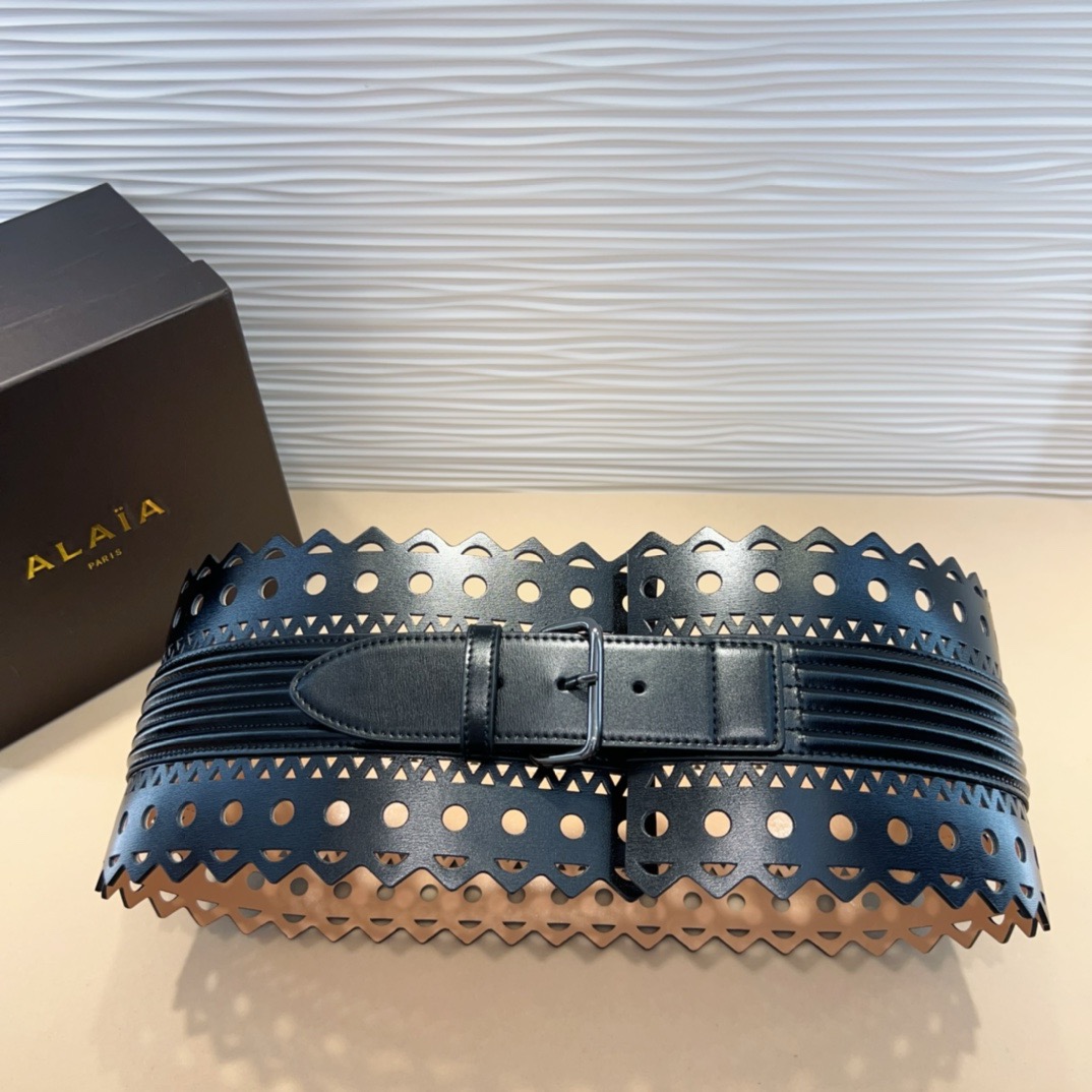 Alaia 阿来莱 腰封、品牌标志性的镂空雕花工艺，柔软牛皮制成于意大利12cm、，Alaia是一个以高级时装为魂的巴黎