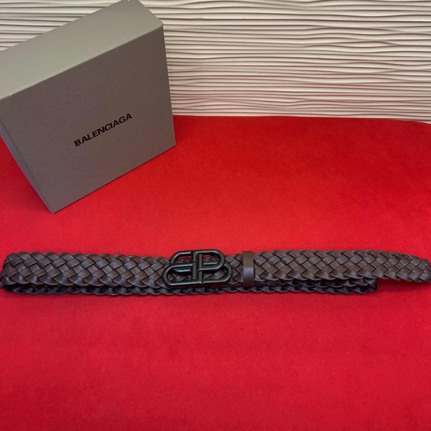 巴黎世家（Balenciaga） 是法国的奢侈品牌，作为时尚界最具影响力品牌之一的地位。设计师源于：都市时尚潮流独特的设