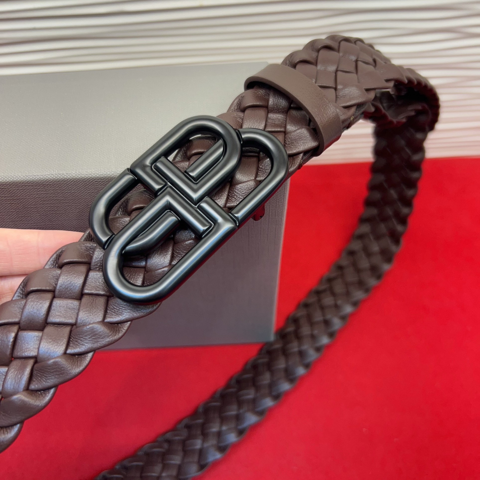 巴黎世家（Balenciaga） 是法国的奢侈品牌，作为时尚界最具影响力品牌之一的地位。设计师源于：都市时尚潮流独特的设