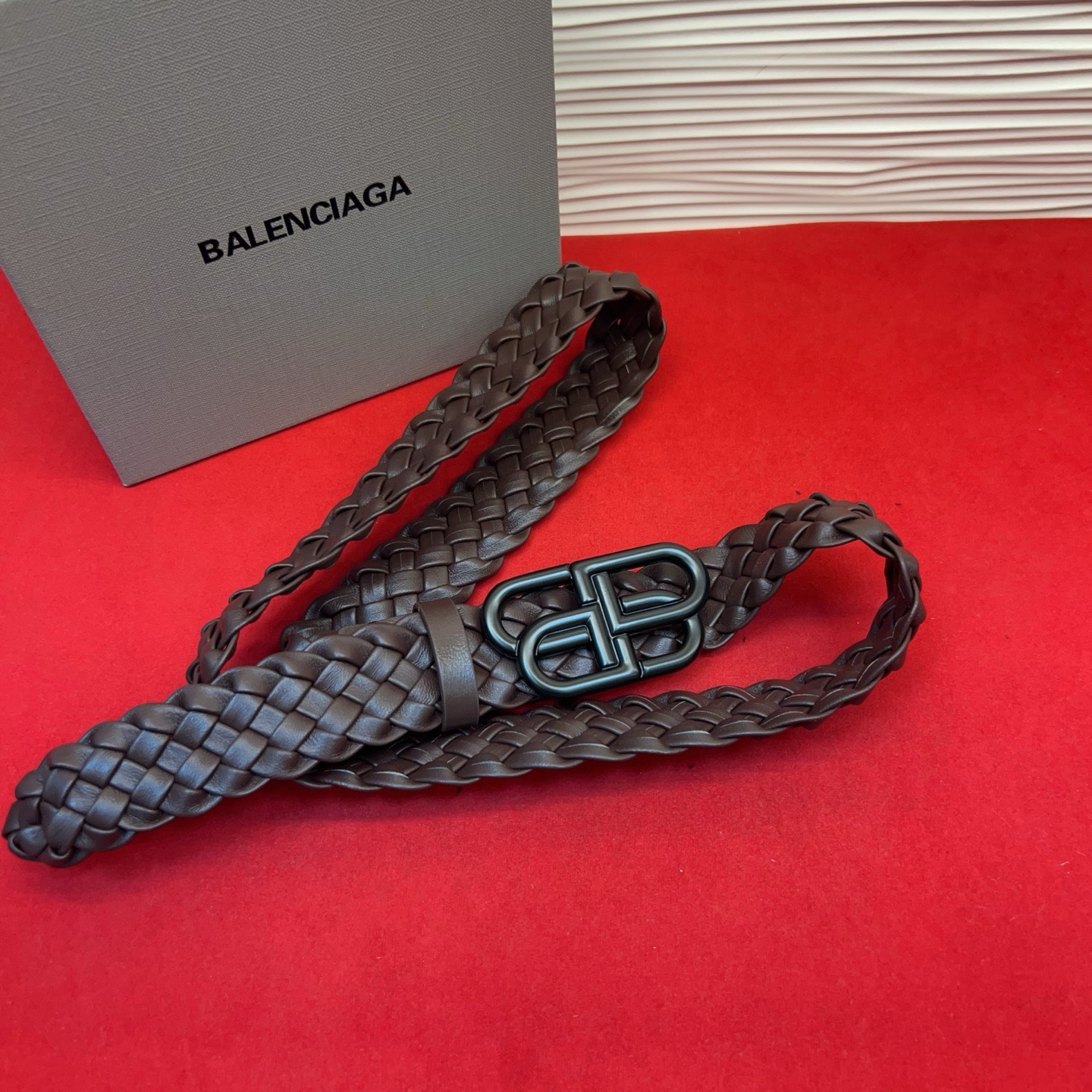 巴黎世家（Balenciaga） 是法国的奢侈品牌，作为时尚界最具影响力品牌之一的地位。设计师源于：都市时尚潮流独特的设
