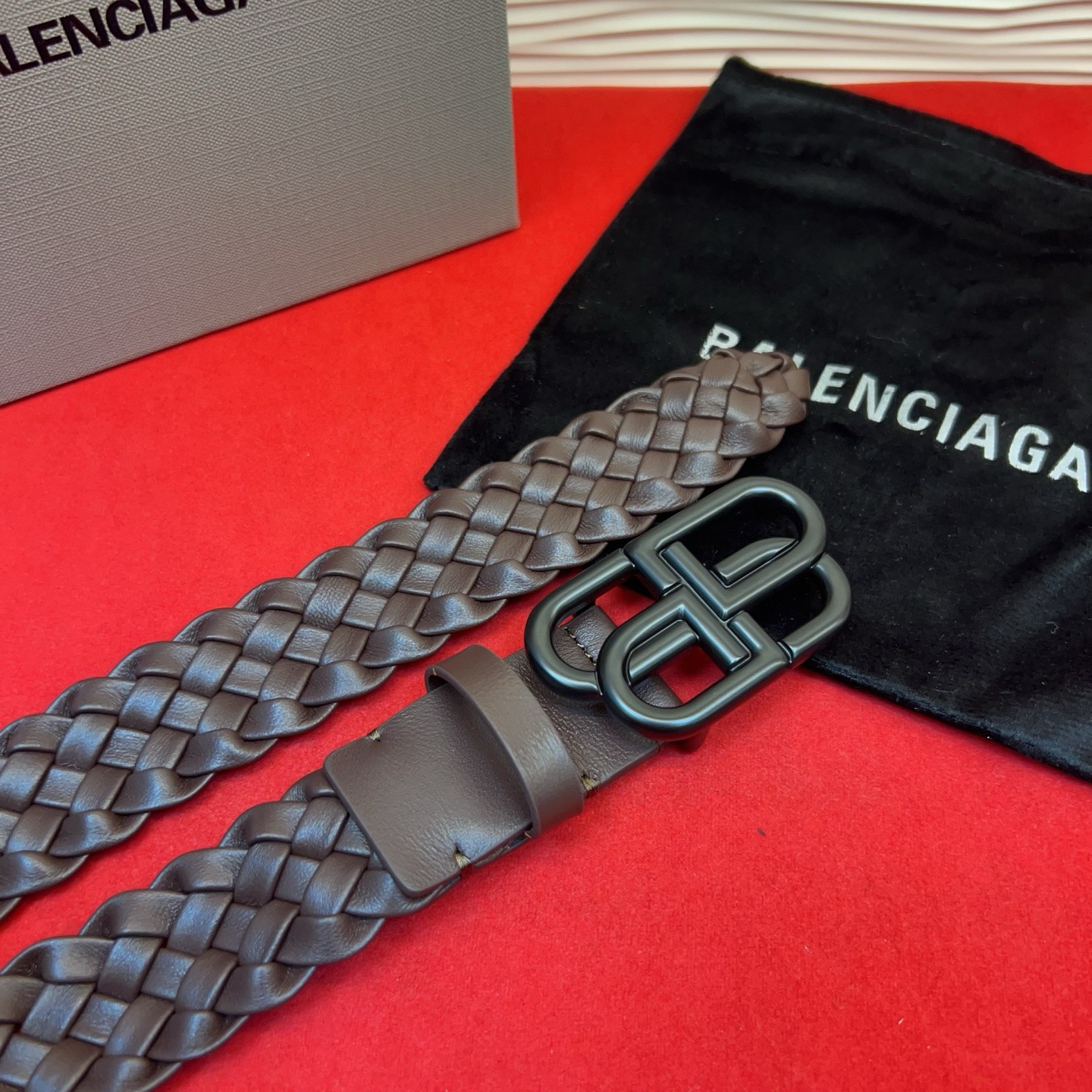 巴黎世家（Balenciaga） 是法国的奢侈品牌，作为时尚界最具影响力品牌之一的地位。设计师源于：都市时尚潮流独特的设