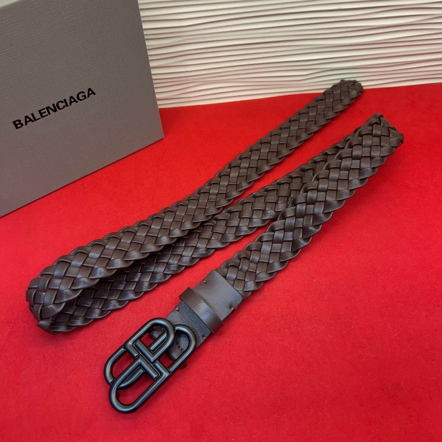 巴黎世家（Balenciaga） 是法国的奢侈品牌，作为时尚界最具影响力品牌之一的地位。设计师源于：都市时尚潮流独特的设