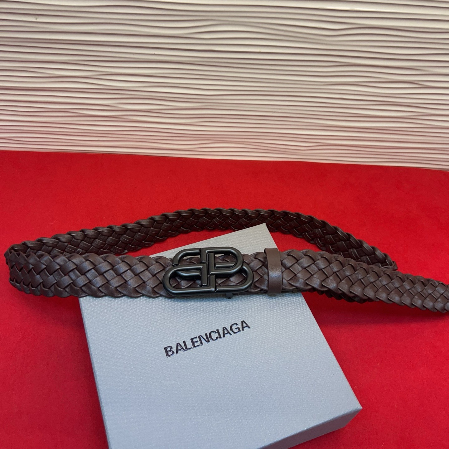 巴黎世家（Balenciaga） 是法国的奢侈品牌，作为时尚界最具影响力品牌之一的地位。设计师源于：都市时尚潮流独特的设