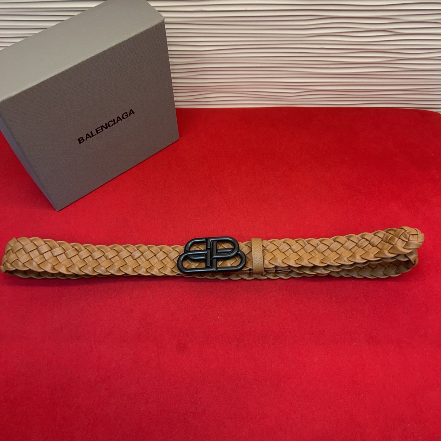 巴黎世家（Balenciaga） 是法国的奢侈品牌，作为时尚界最具影响力品牌之一的地位。设计师源于：都市时尚潮流独特的设