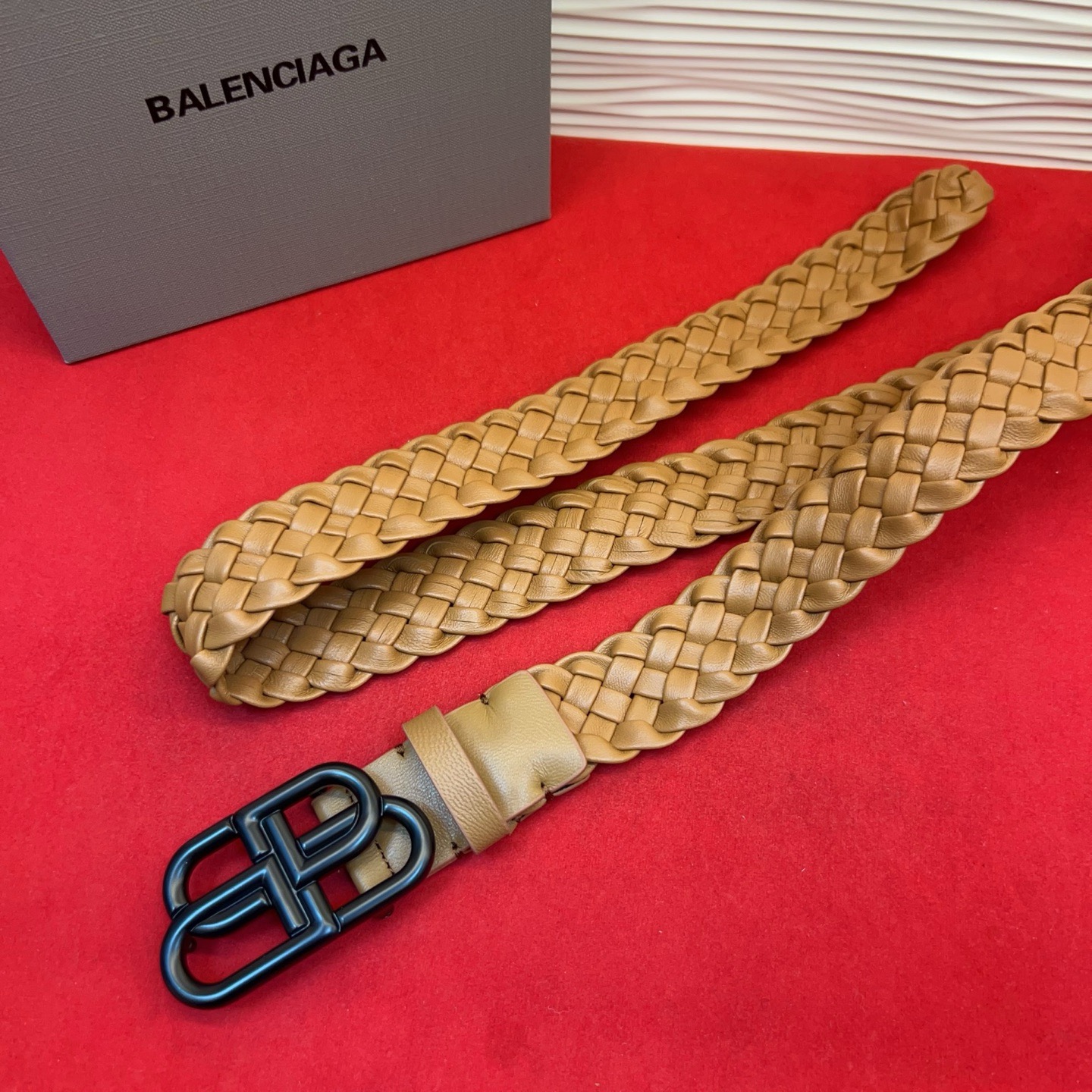 巴黎世家（Balenciaga） 是法国的奢侈品牌，作为时尚界最具影响力品牌之一的地位。设计师源于：都市时尚潮流独特的设