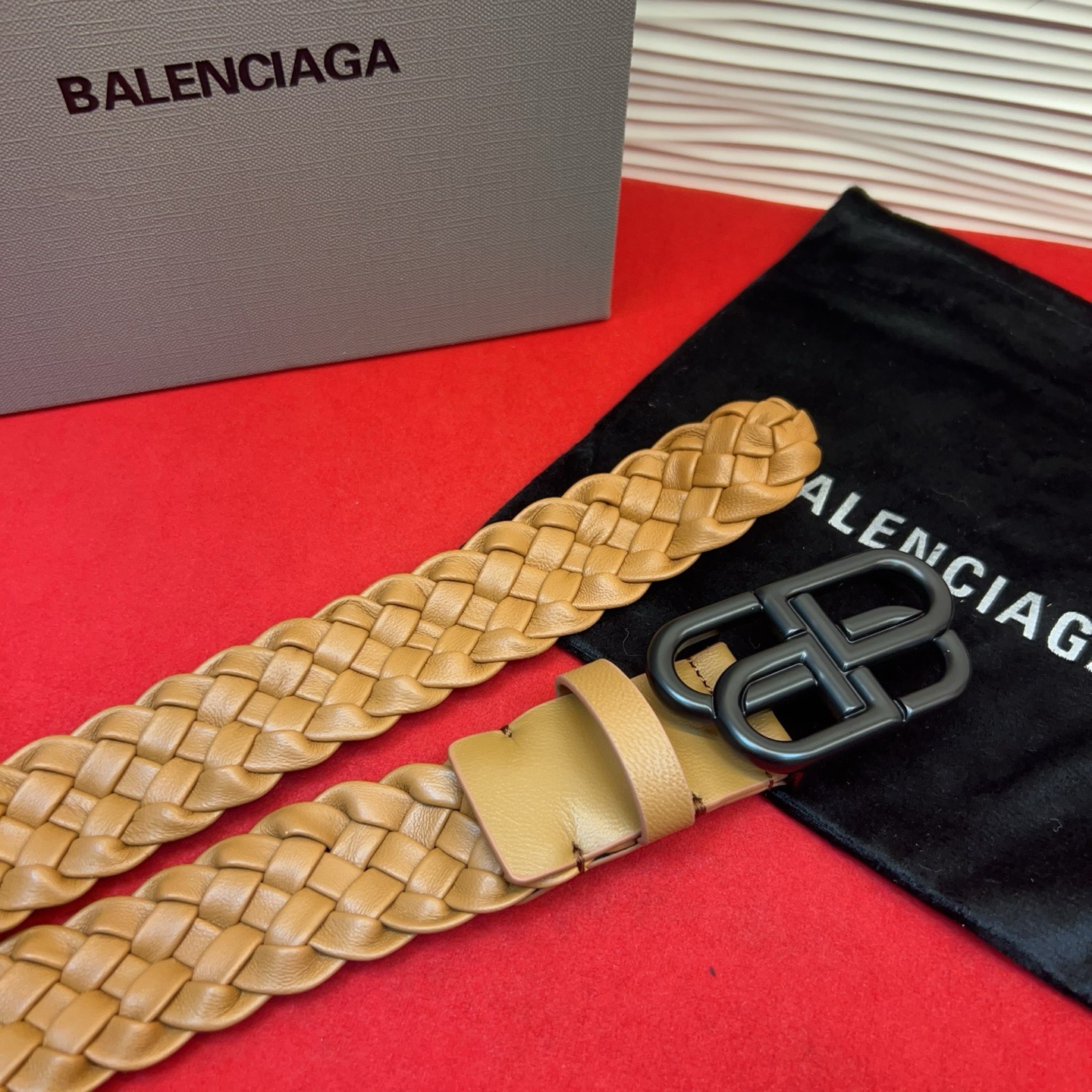 巴黎世家（Balenciaga） 是法国的奢侈品牌，作为时尚界最具影响力品牌之一的地位。设计师源于：都市时尚潮流独特的设