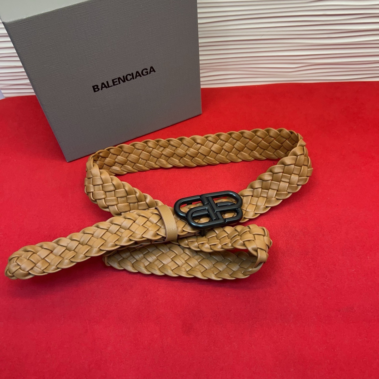 巴黎世家（Balenciaga） 是法国的奢侈品牌，作为时尚界最具影响力品牌之一的地位。设计师源于：都市时尚潮流独特的设