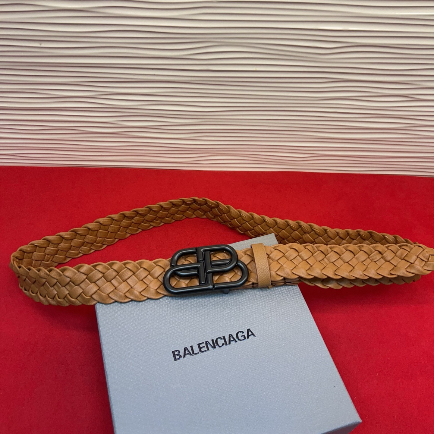 巴黎世家（Balenciaga） 是法国的奢侈品牌，作为时尚界最具影响力品牌之一的地位。设计师源于：都市时尚潮流独特的设
