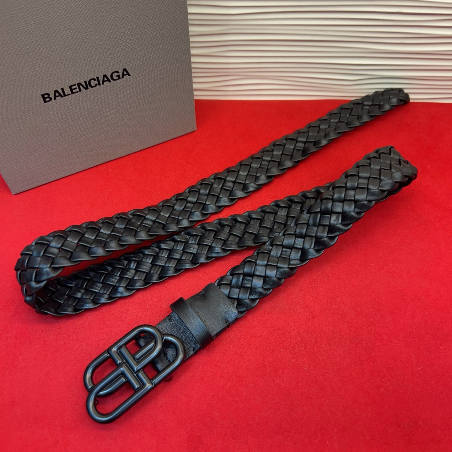 巴黎世家（Balenciaga） 是法国的奢侈品牌，作为时尚界最具影响力品牌之一的地位。设计师源于：都市时尚潮流独特的设