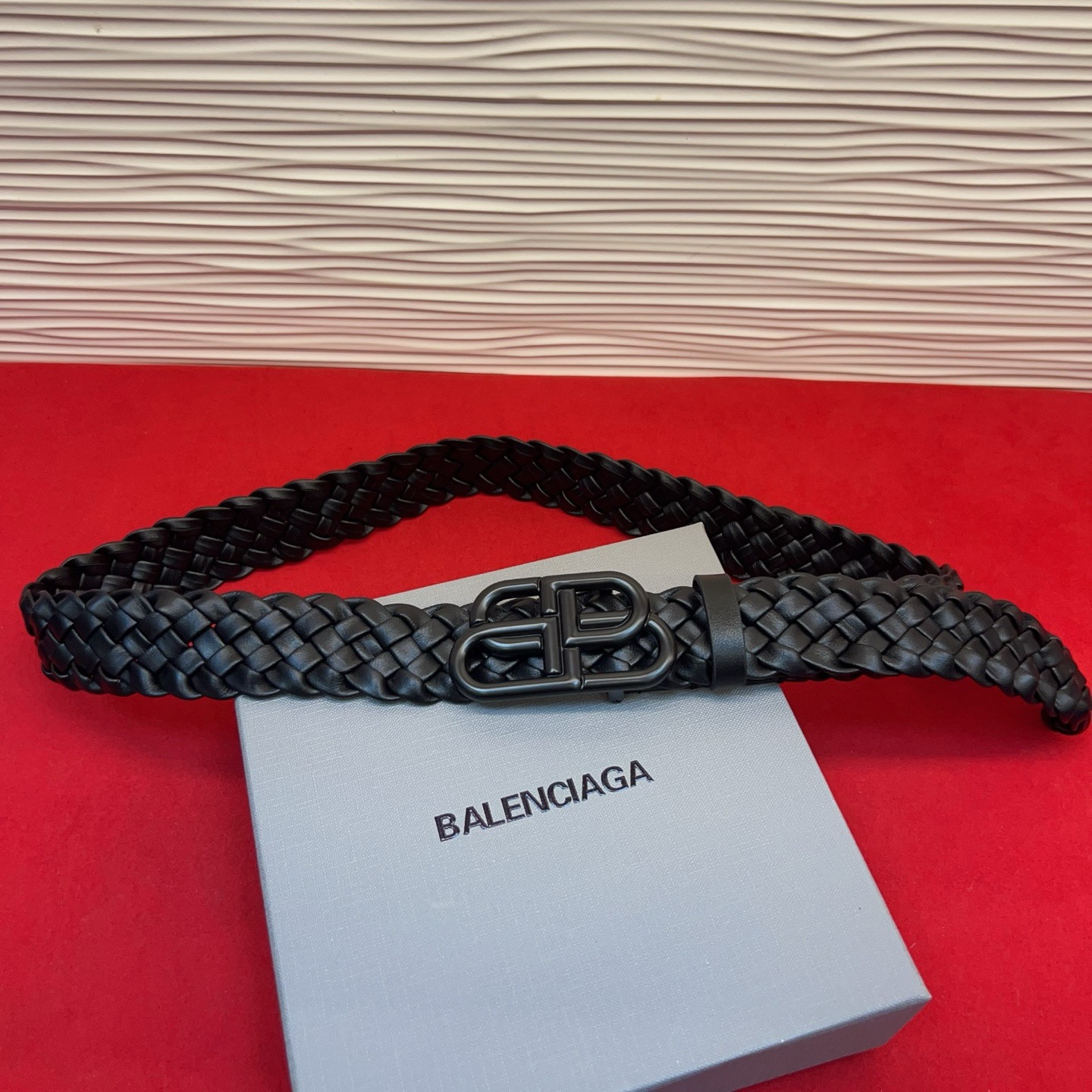 巴黎世家（Balenciaga） 是法国的奢侈品牌，作为时尚界最具影响力品牌之一的地位。设计师源于：都市时尚潮流独特的设