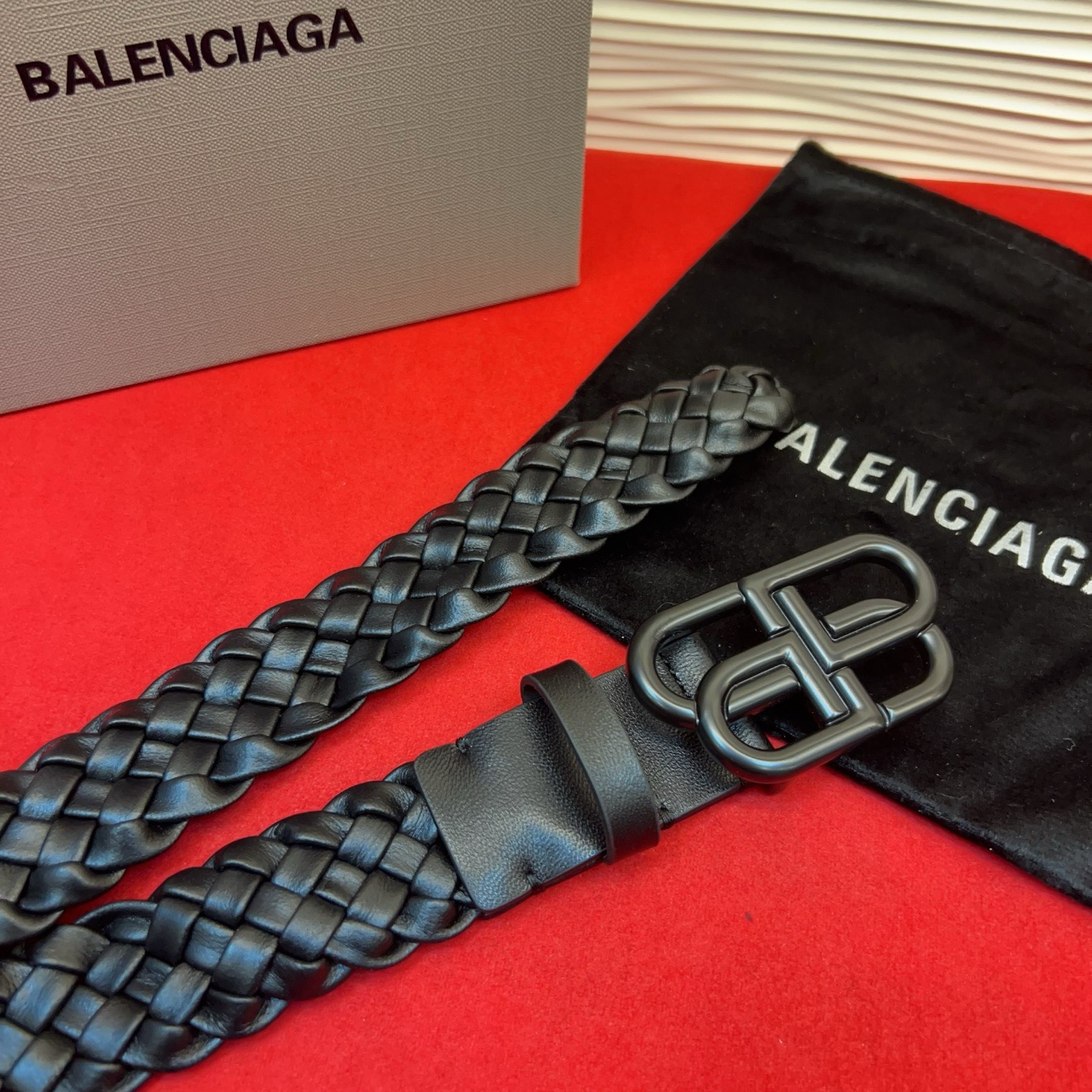 巴黎世家（Balenciaga） 是法国的奢侈品牌，作为时尚界最具影响力品牌之一的地位。设计师源于：都市时尚潮流独特的设