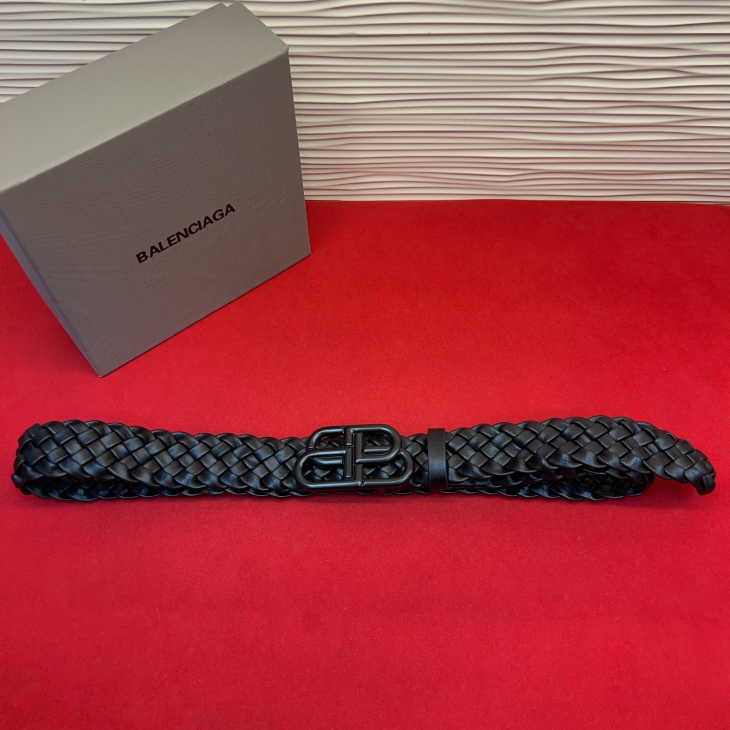 巴黎世家（Balenciaga） 是法国的奢侈品牌，作为时尚界最具影响力品牌之一的地位。设计师源于：都市时尚潮流独特的设
