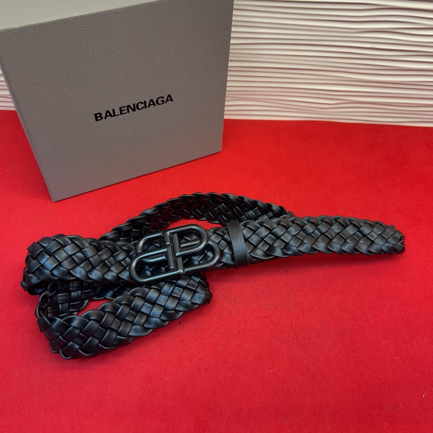 巴黎世家（Balenciaga） 是法国的奢侈品牌，作为时尚界最具影响力品牌之一的地位。设计师源于：都市时尚潮流独特的设