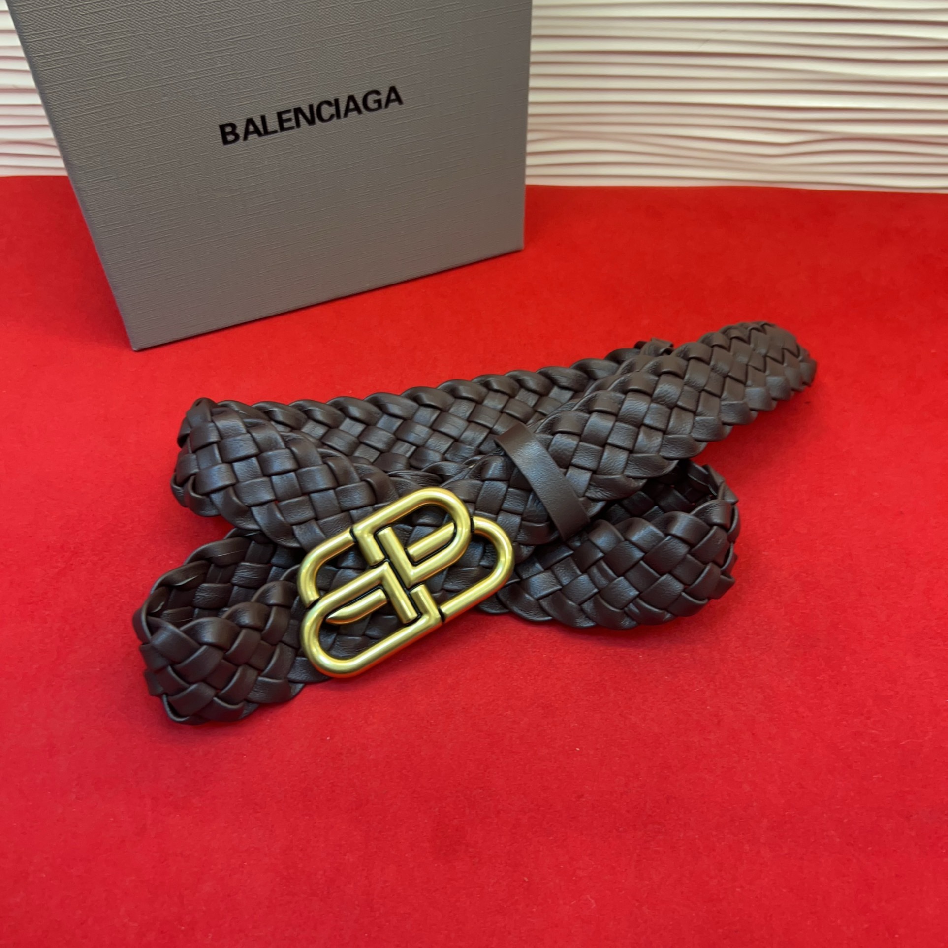 巴黎世家（Balenciaga） 是法国的奢侈品牌，作为时尚界最具影响力品牌之一的地位。设计师源于：都市时尚潮流独特的设