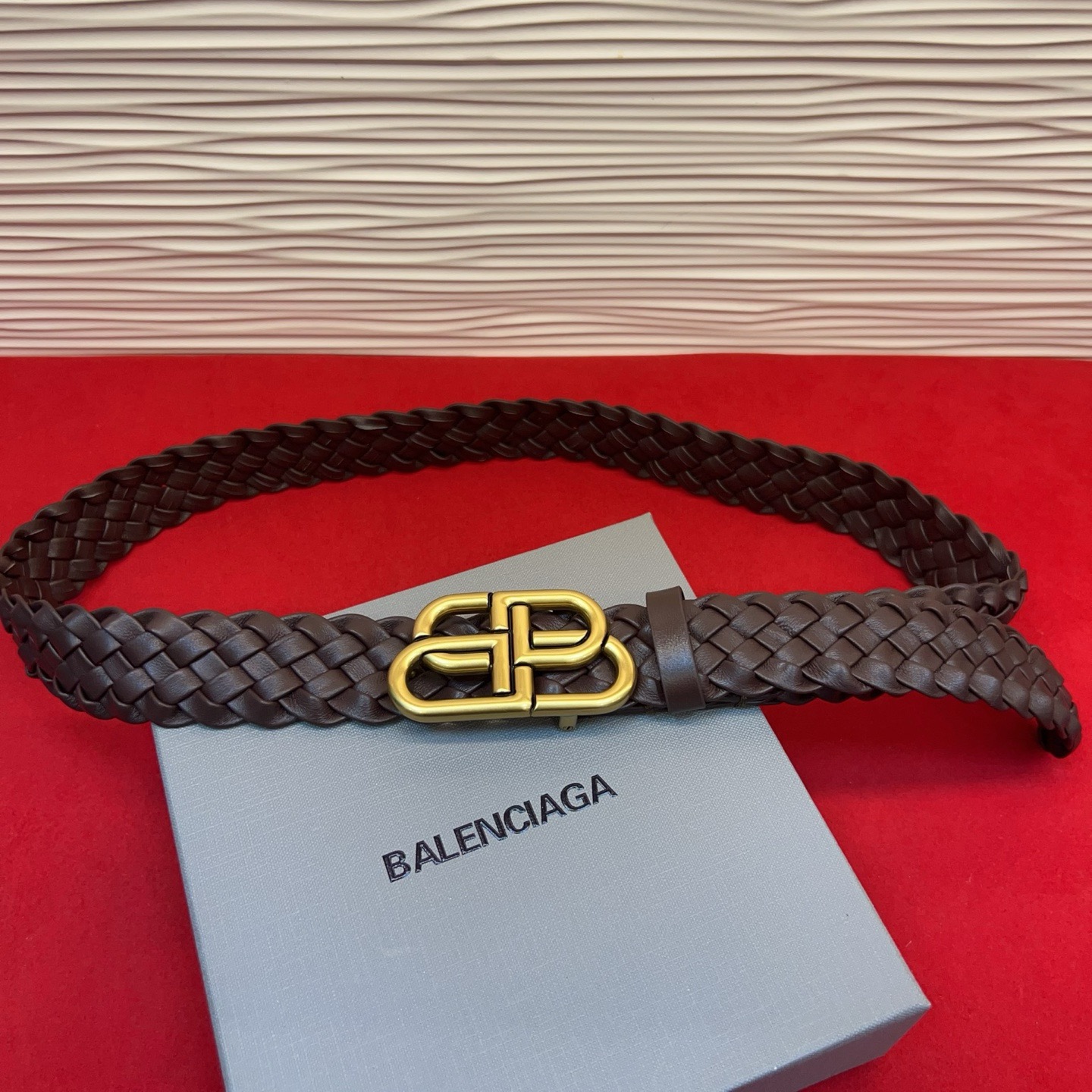 巴黎世家（Balenciaga） 是法国的奢侈品牌，作为时尚界最具影响力品牌之一的地位。设计师源于：都市时尚潮流独特的设