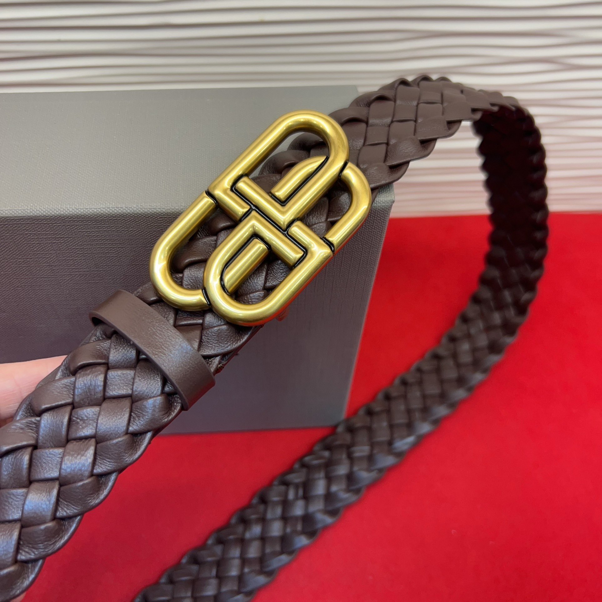巴黎世家（Balenciaga） 是法国的奢侈品牌，作为时尚界最具影响力品牌之一的地位。设计师源于：都市时尚潮流独特的设