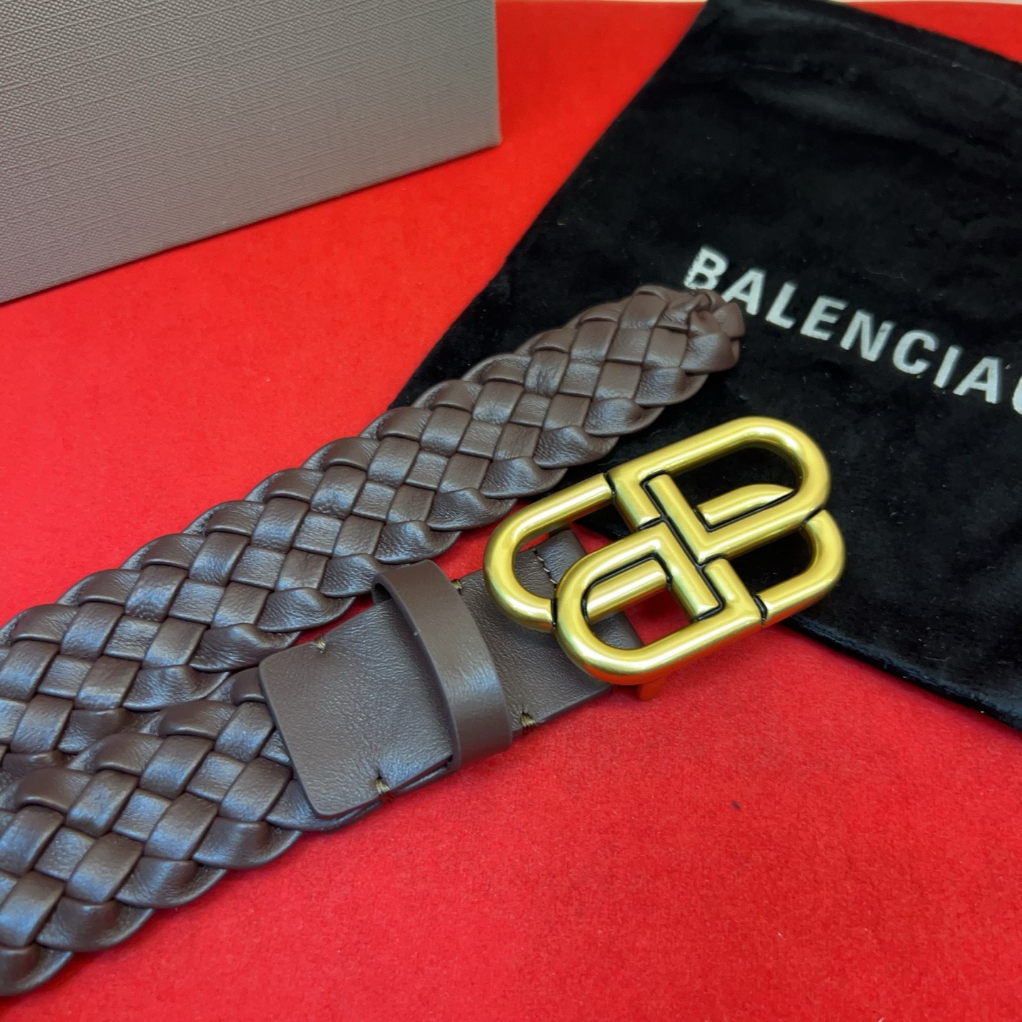 巴黎世家（Balenciaga） 是法国的奢侈品牌，作为时尚界最具影响力品牌之一的地位。设计师源于：都市时尚潮流独特的设