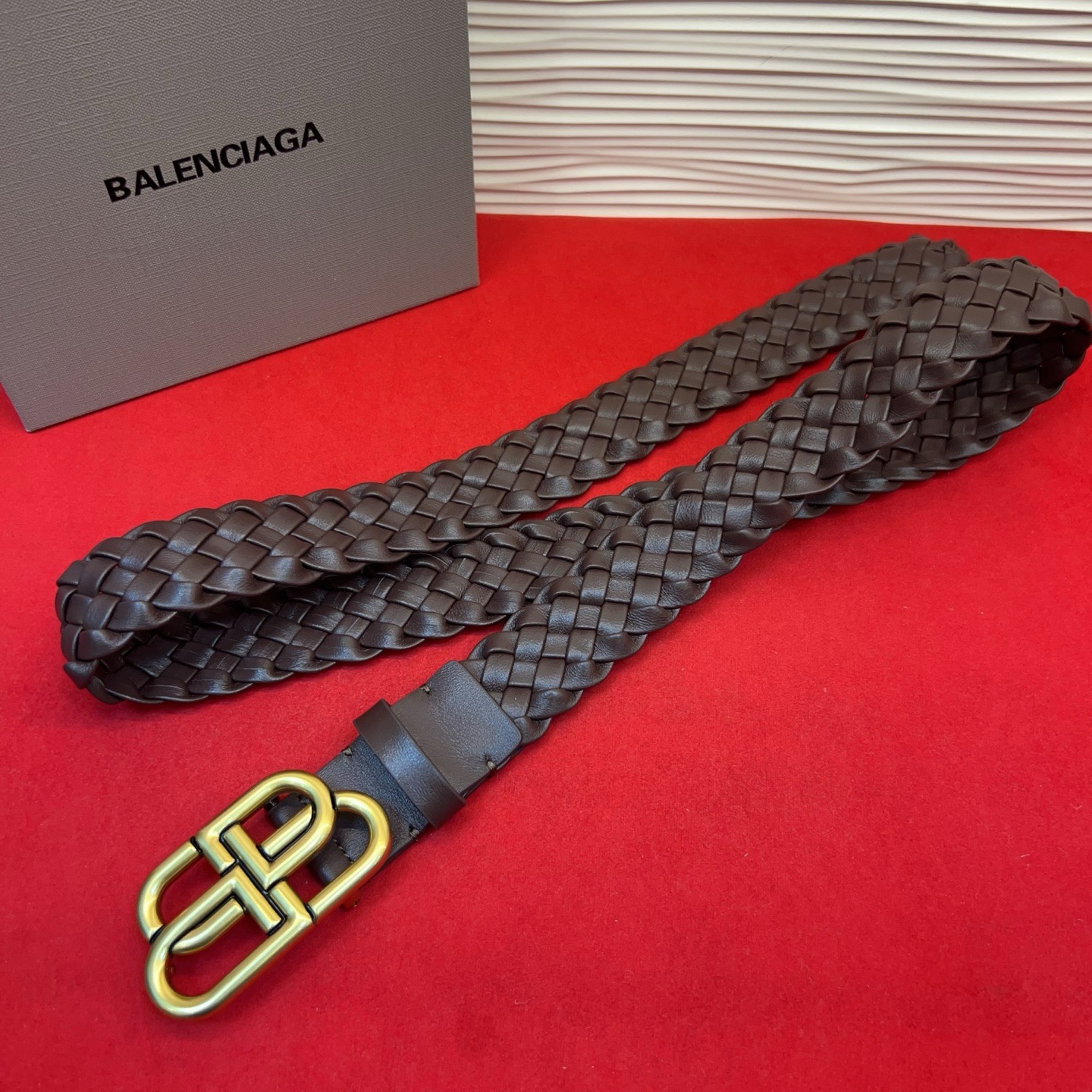 巴黎世家（Balenciaga） 是法国的奢侈品牌，作为时尚界最具影响力品牌之一的地位。设计师源于：都市时尚潮流独特的设
