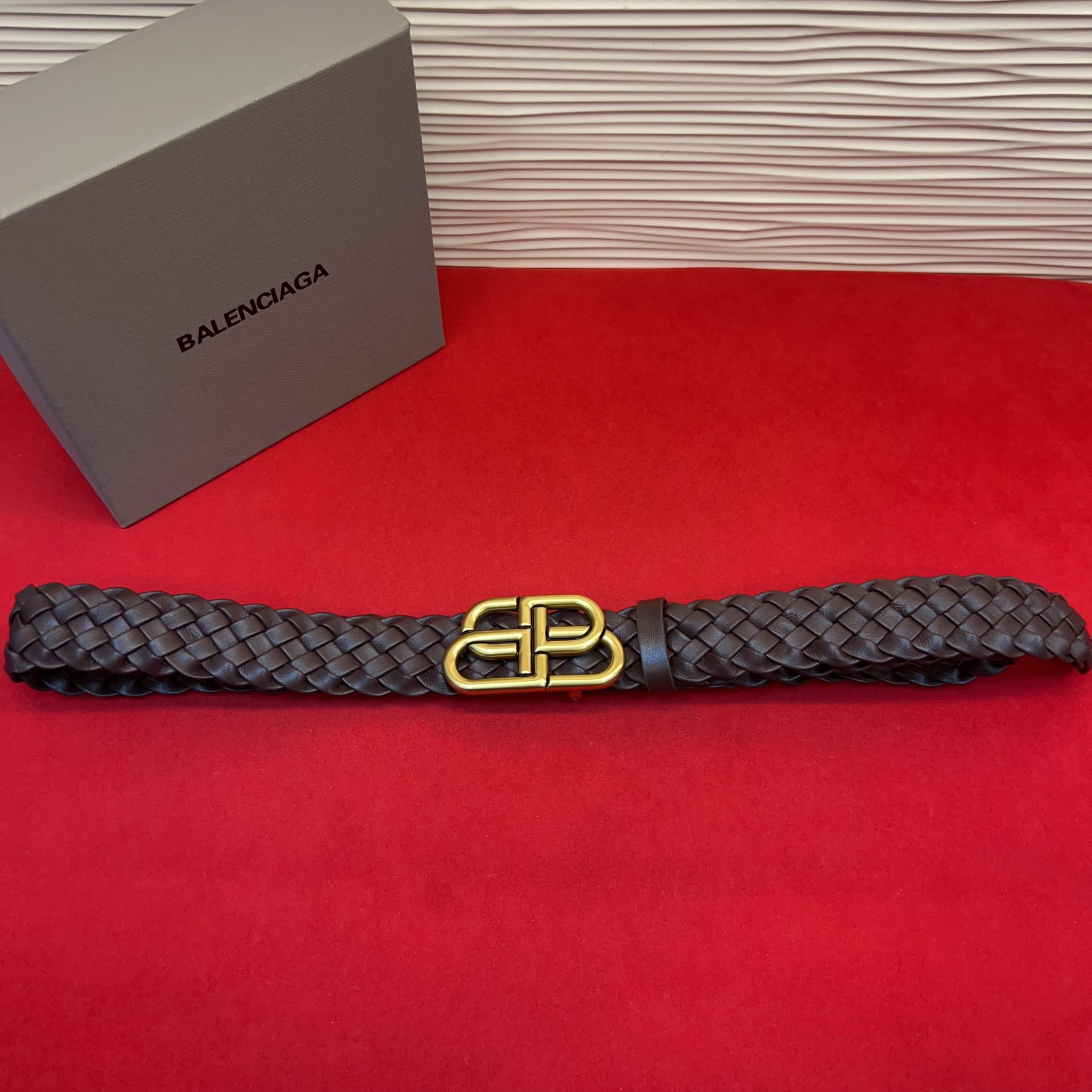 巴黎世家（Balenciaga） 是法国的奢侈品牌，作为时尚界最具影响力品牌之一的地位。设计师源于：都市时尚潮流独特的设