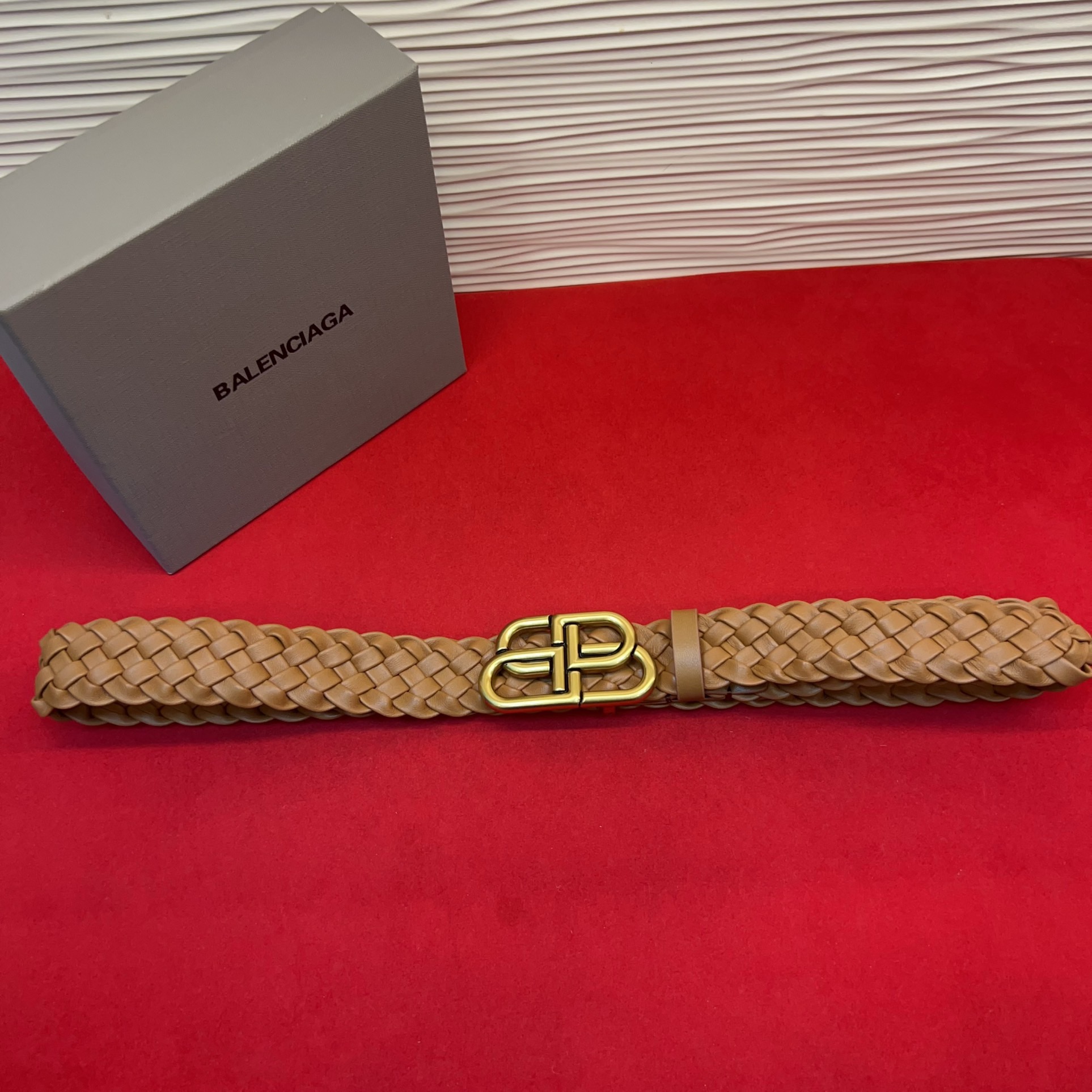 巴黎世家（Balenciaga） 是法国的奢侈品牌，作为时尚界最具影响力品牌之一的地位。设计师源于：都市时尚潮流独特的设