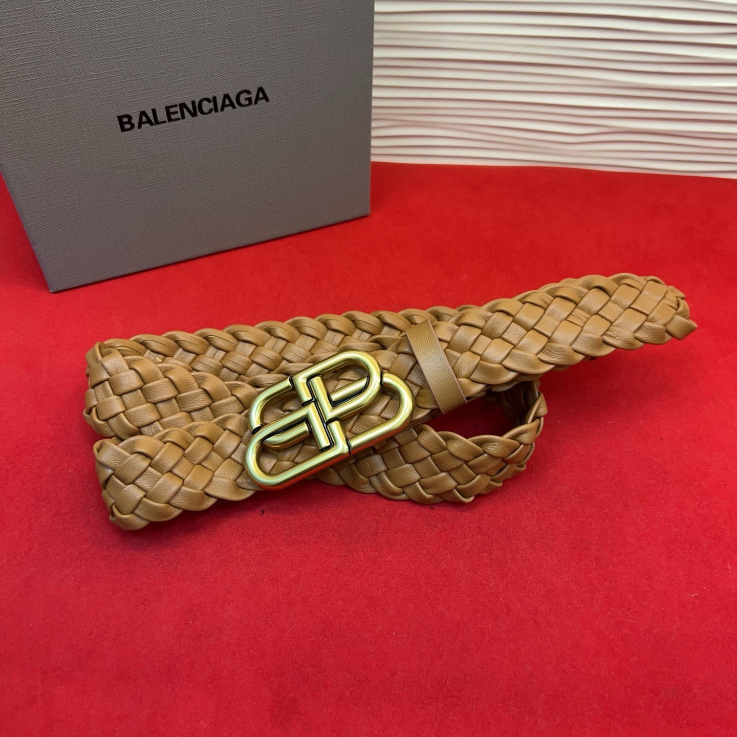 巴黎世家（Balenciaga） 是法国的奢侈品牌，作为时尚界最具影响力品牌之一的地位。设计师源于：都市时尚潮流独特的设