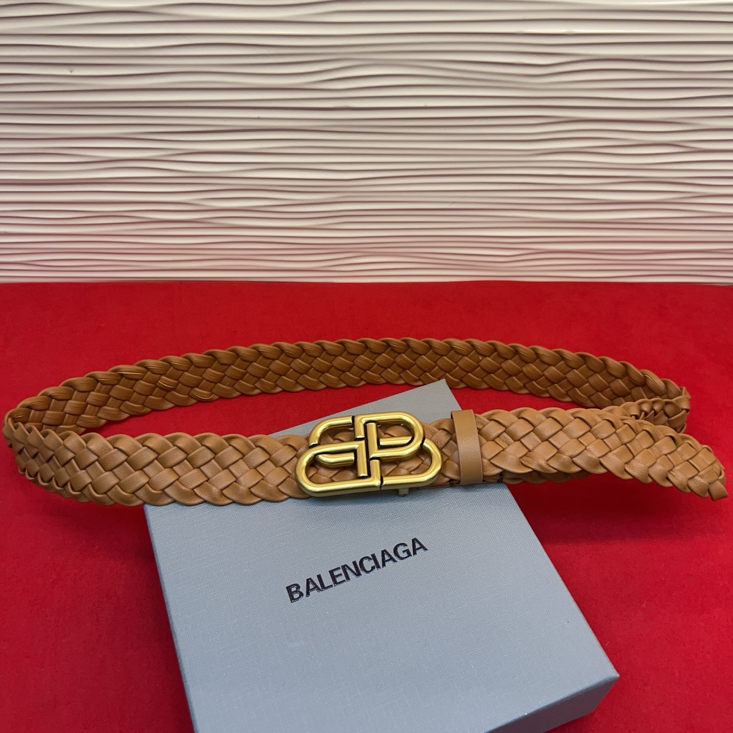 巴黎世家（Balenciaga） 是法国的奢侈品牌，作为时尚界最具影响力品牌之一的地位。设计师源于：都市时尚潮流独特的设