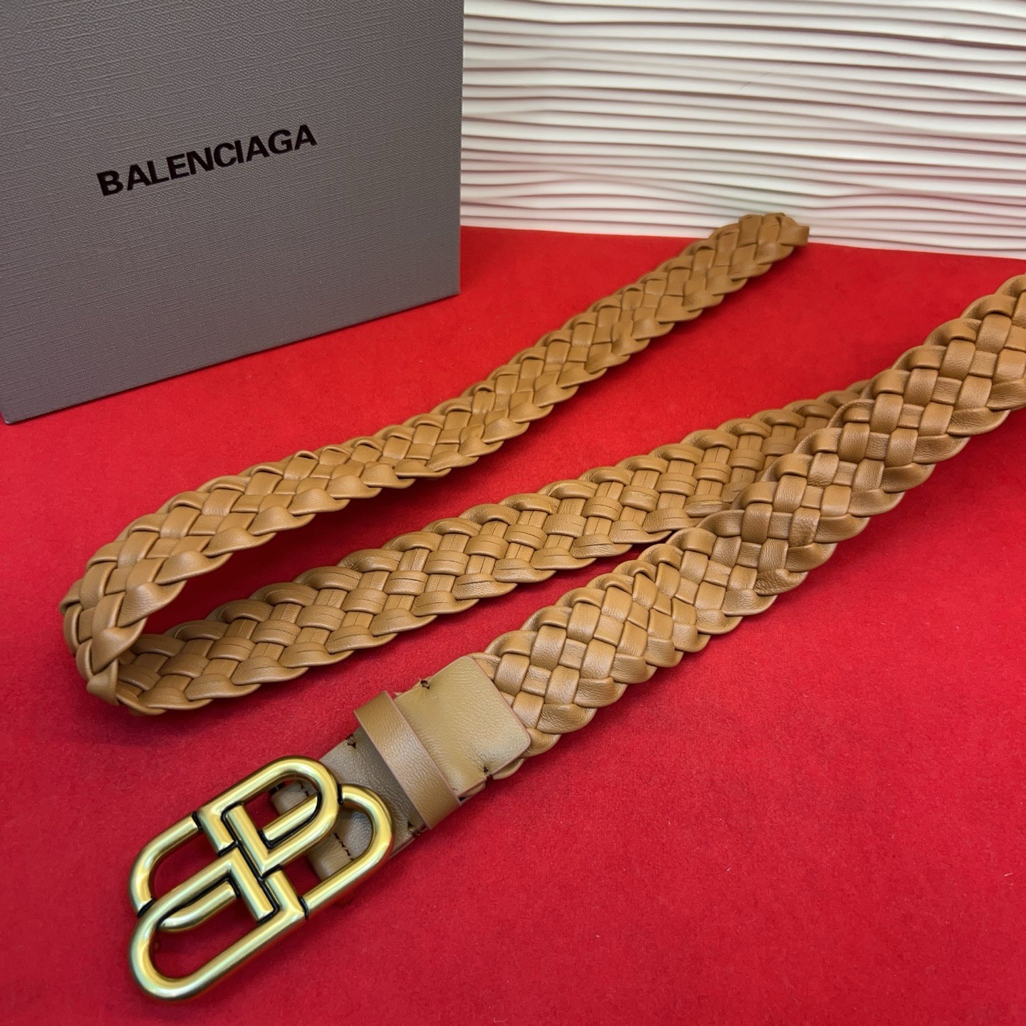 巴黎世家（Balenciaga） 是法国的奢侈品牌，作为时尚界最具影响力品牌之一的地位。设计师源于：都市时尚潮流独特的设