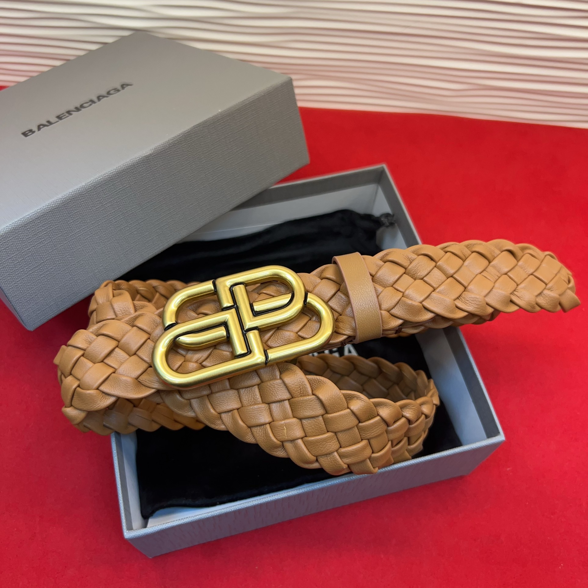 巴黎世家（Balenciaga） 是法国的奢侈品牌，作为时尚界最具影响力品牌之一的地位。设计师源于：都市时尚潮流独特的设