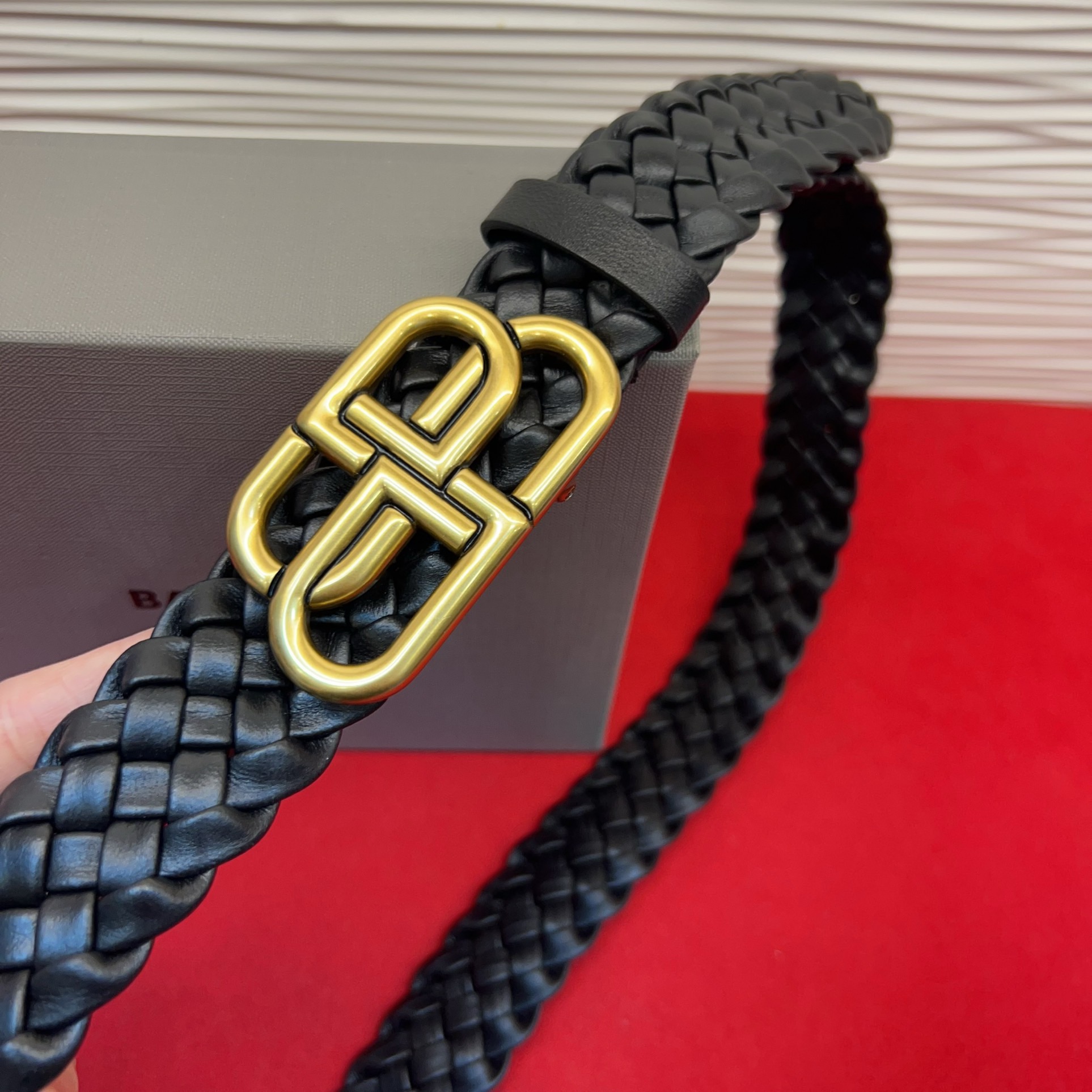 巴黎世家（Balenciaga） 是法国的奢侈品牌，作为时尚界最具影响力品牌之一的地位。设计师源于：都市时尚潮流独特的设