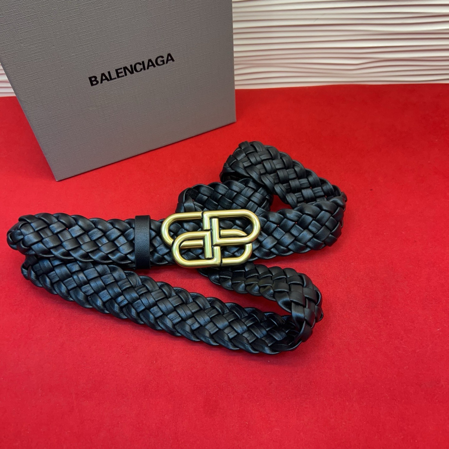 巴黎世家（Balenciaga） 是法国的奢侈品牌，作为时尚界最具影响力品牌之一的地位。设计师源于：都市时尚潮流独特的设