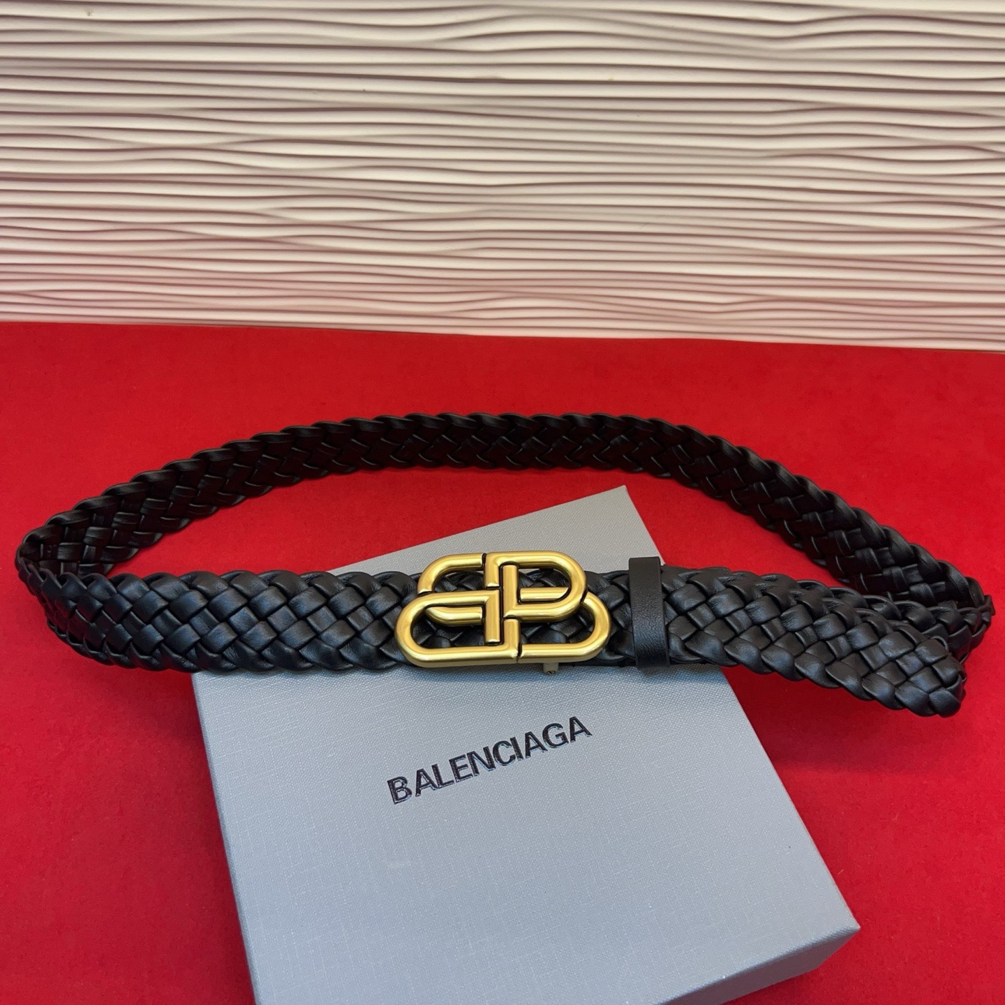巴黎世家（Balenciaga） 是法国的奢侈品牌，作为时尚界最具影响力品牌之一的地位。设计师源于：都市时尚潮流独特的设