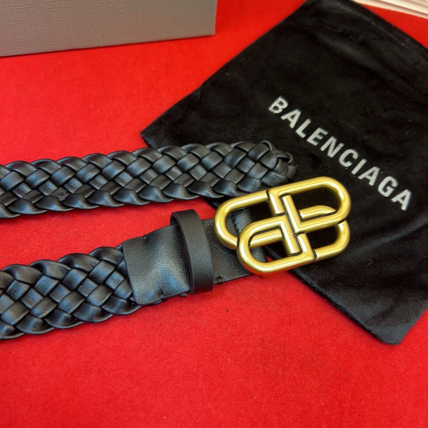 巴黎世家（Balenciaga） 是法国的奢侈品牌，作为时尚界最具影响力品牌之一的地位。设计师源于：都市时尚潮流独特的设
