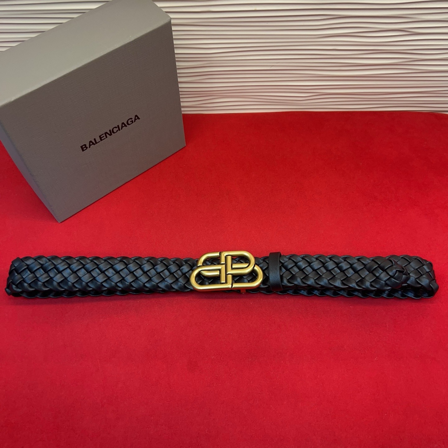巴黎世家（Balenciaga） 是法国的奢侈品牌，作为时尚界最具影响力品牌之一的地位。设计师源于：都市时尚潮流独特的设