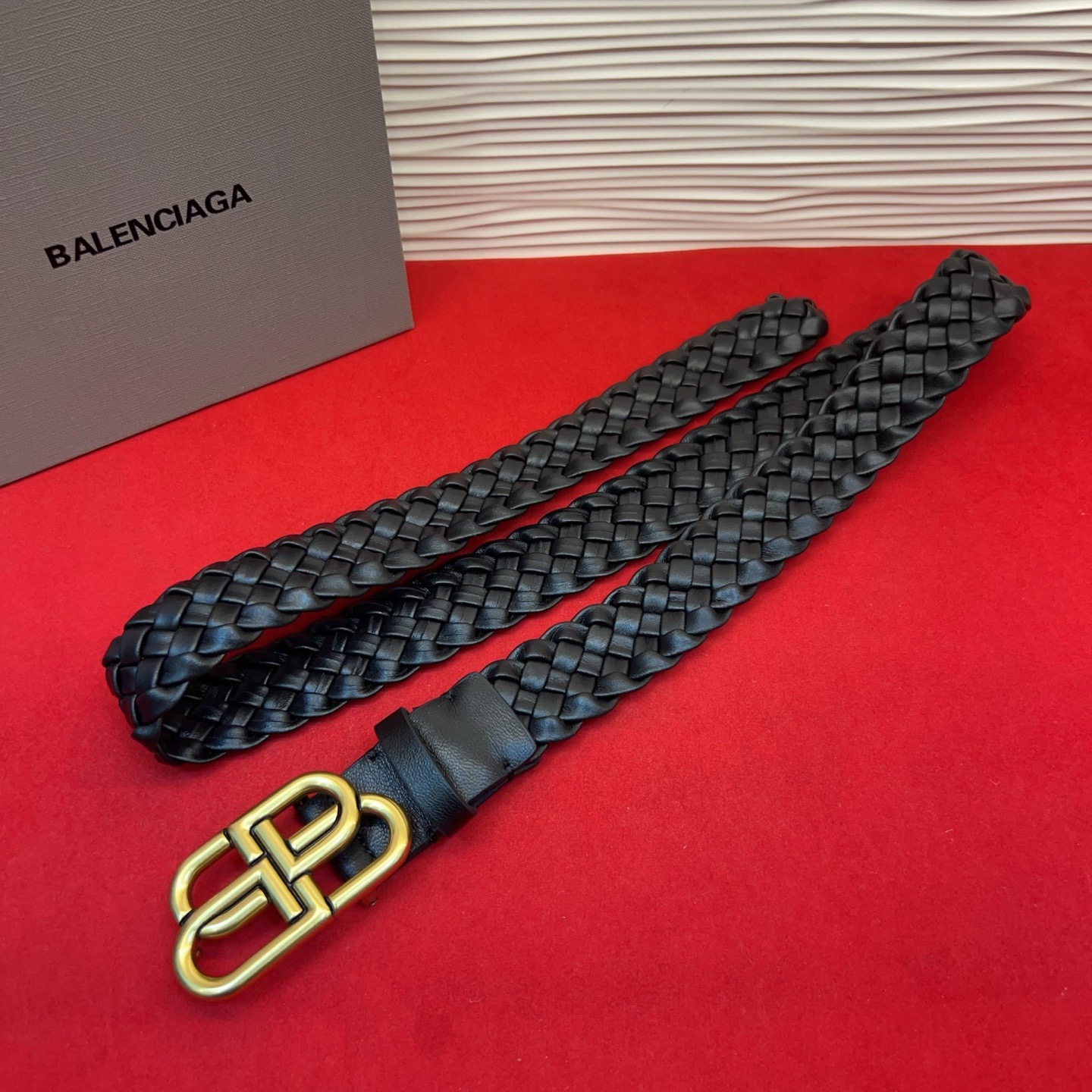巴黎世家（Balenciaga） 是法国的奢侈品牌，作为时尚界最具影响力品牌之一的地位。设计师源于：都市时尚潮流独特的设
