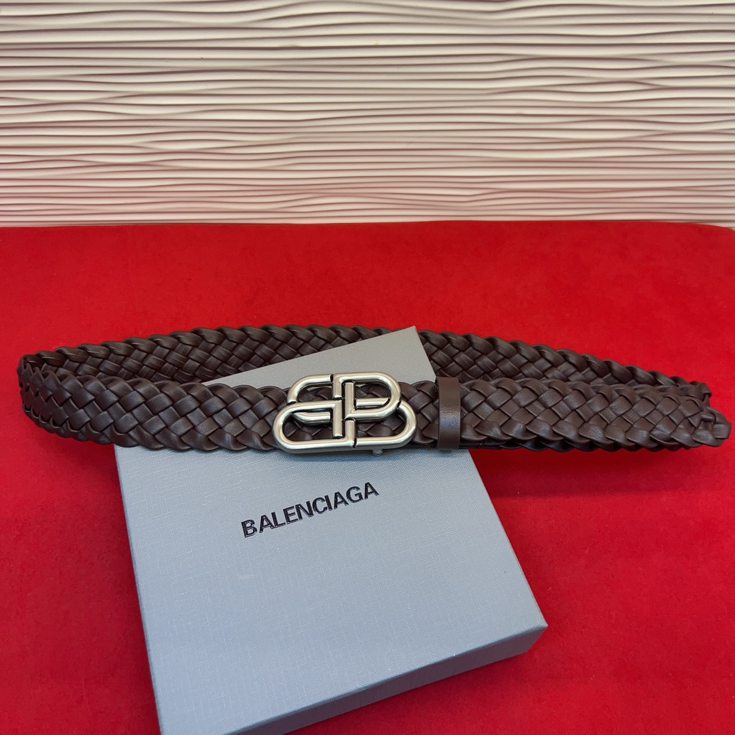巴黎世家（Balenciaga） 是法国的奢侈品牌，作为时尚界最具影响力品牌之一的地位。设计师源于：都市时尚潮流独特的设